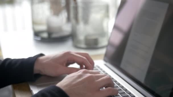 Az ember gépelés, és dolgozik a Laptop számítógép gyors Timelapse hurok - fent nézetben — Stock videók
