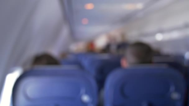 Dentro de la cabina del avión - Personas fuera de foco a bordo de los aviones — Vídeo de stock