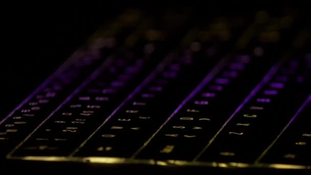 Luces de teclado de computadora portátil - Tecnología Hacking Gaming Data Cyber Security — Vídeo de stock