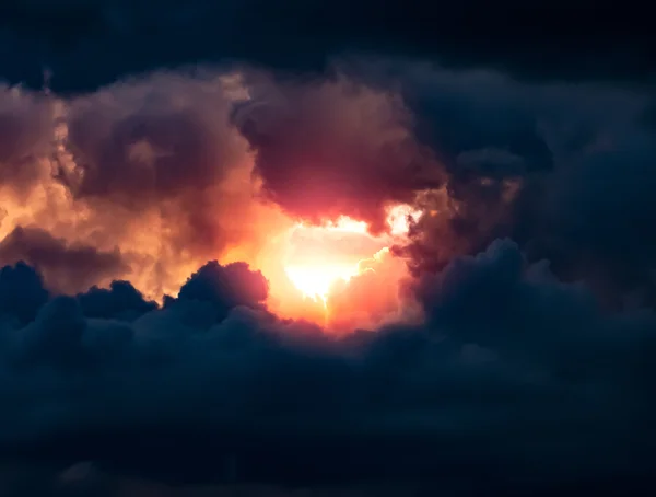 Sol brilhando através de um céu escuro — Fotografia de Stock