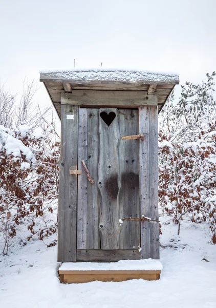 Outhouse in neve Foto Stock