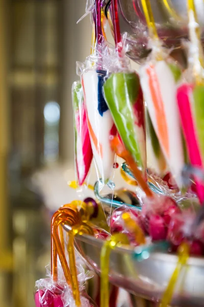 Bir mağazada asılı renkli şekerler.