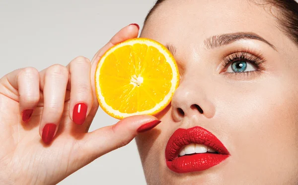 Mulher com pedaço de laranja — Fotografia de Stock