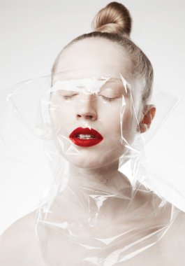 Kırmızı dudaklar ile kadın modeli