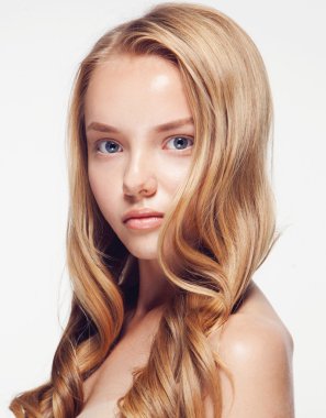 doğal makyaj ile kız