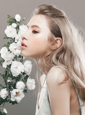 narin çiçekler olan kadın