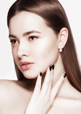 kadın siyah tırnaklar 