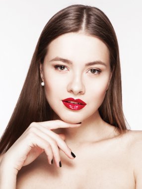 Kırmızı dudaklı kadın 