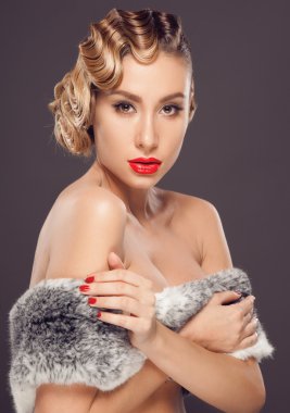 retro tarzı sarışın kadın