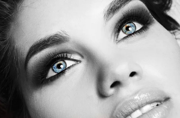 Mujer con ojos humeantes — Foto de Stock
