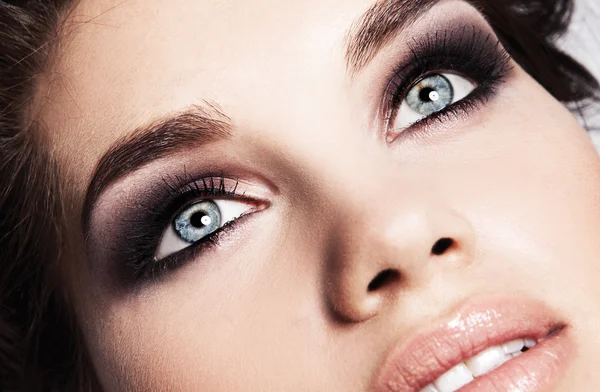 Mujer con ojos humeantes — Foto de Stock