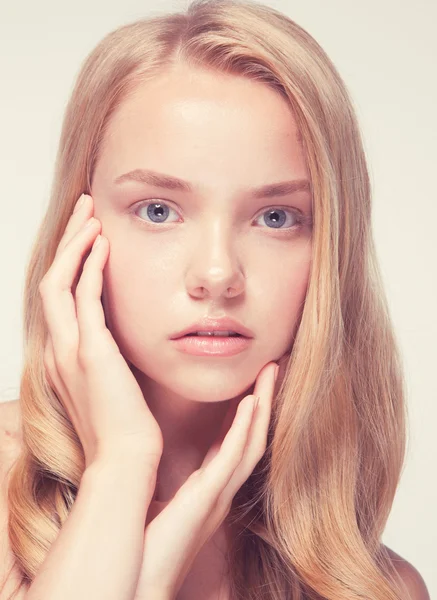 Flicka med naturlig make-up — Stockfoto