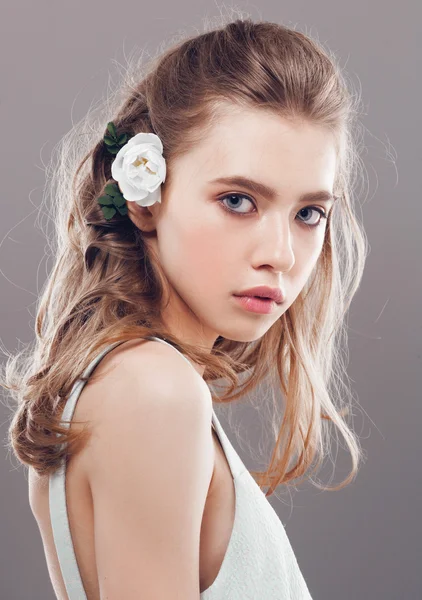 Mujer con flor en el pelo — Foto de Stock