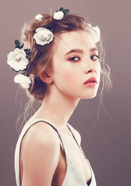 Mujer con flores en el pelo — Foto de Stock