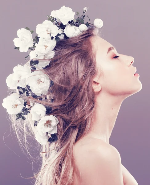 Mujer con flores en el pelo — Foto de Stock