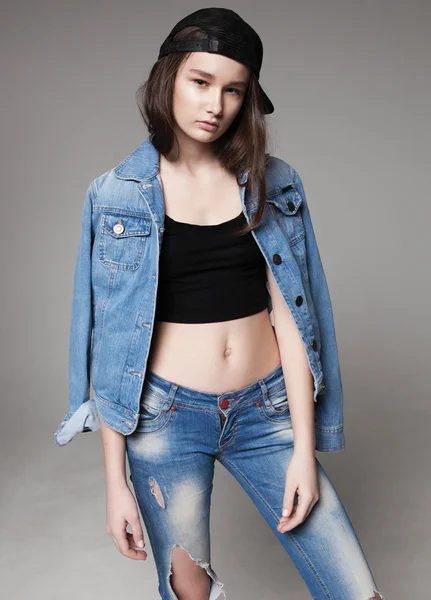 Mujer posando en gorra — Foto de Stock