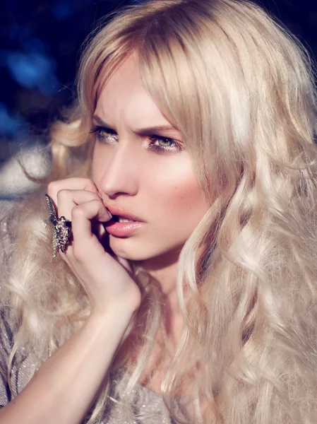 Schöne blonde Modell — Stockfoto