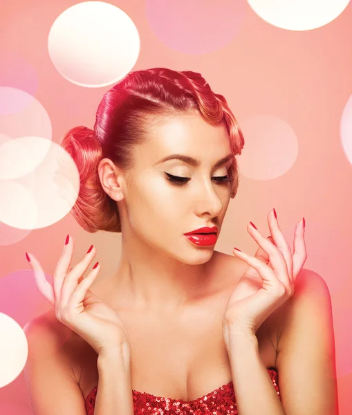 Mujer con esmalte de uñas rojo —  Fotos de Stock