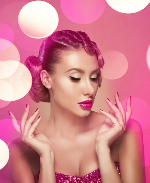 Femme avec maquillage et coiffure de salon — Photo