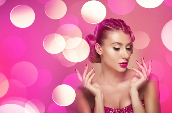 Femme avec maquillage et coiffure de salon — Photo