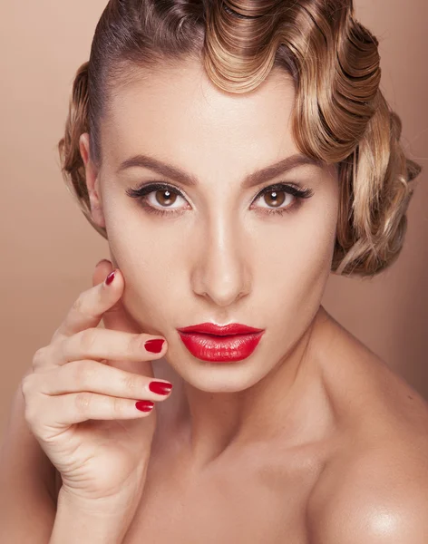 Mujer con maquillaje de noche — Foto de Stock