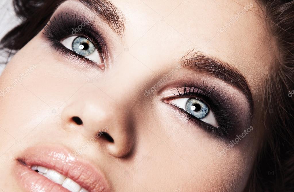 Красивые ресницы. Красивые брови. Оттенок для бровей дарк браун. Макияж. Макияж на нарощенные ресницы.