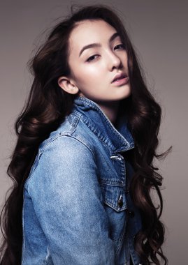 kot ceketi giyen kız moda