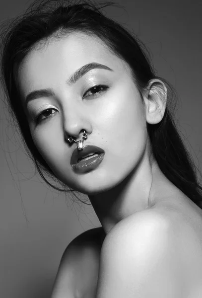 piercing ile genç modeli