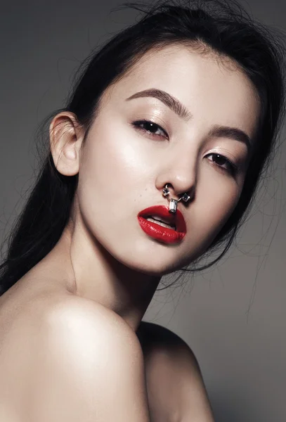 Hermosa modelo con labios rojos — Foto de Stock
