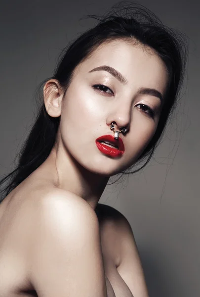 Красива модель з червоними губами — стокове фото