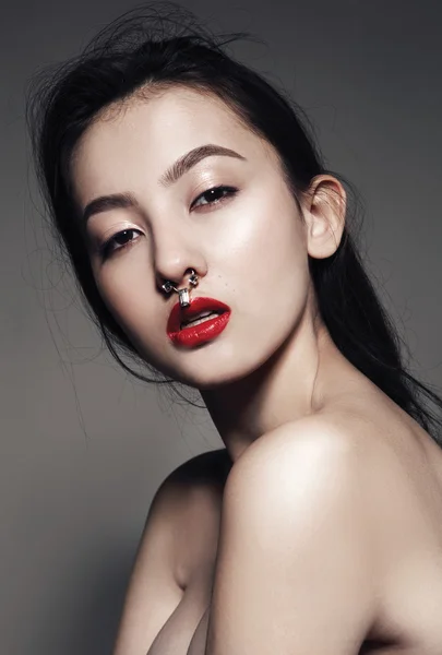 Modelo con labios rojos y piercing — Foto de Stock