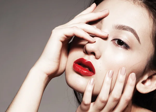 Mujer con labios rojos — Foto de Stock