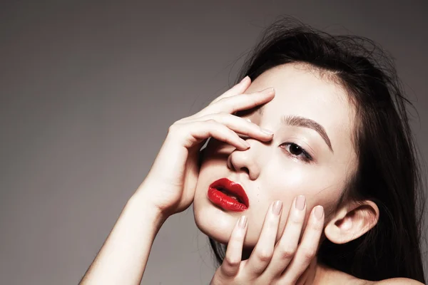 Mujer con labios rojos — Foto de Stock