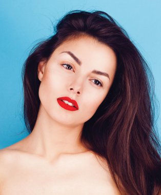 Kırmızı dudaklar ile model 