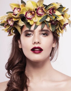 kadın ile orkide çiçek çelenk