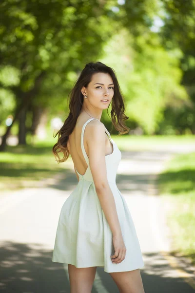 Mujer en vestido de menta — Foto de Stock