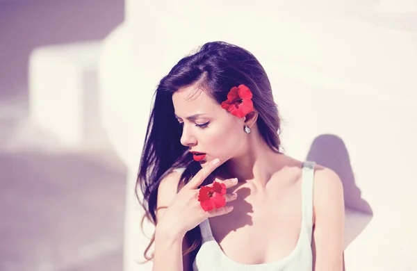 Mujer posando con flores rojas — Foto de Stock