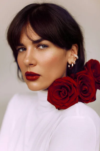 Schöne Junge Frau Mit Roten Rosen Haar — Stockfoto