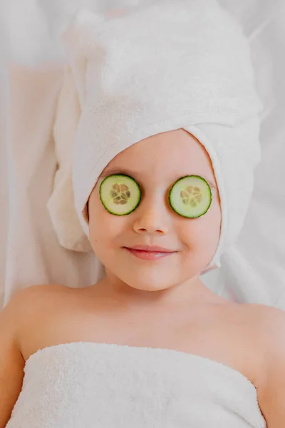 Ung Flicka Med Ansiktsmask Ansiktet Royaltyfria Stockfoton
