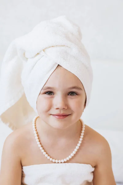 Retrato Una Linda Niña Con Una Toalla Cabeza Imagen De Stock