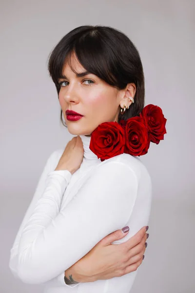 Hermosa Joven Con Rosas Rojas Sus Manos Imagen de stock