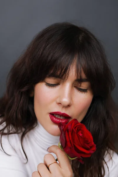 美丽的年轻女子 红玫瑰 免版税图库图片