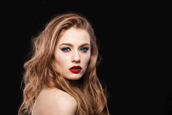 Vrouwelijke model gezicht met stijlvolle make-up — Stockfoto