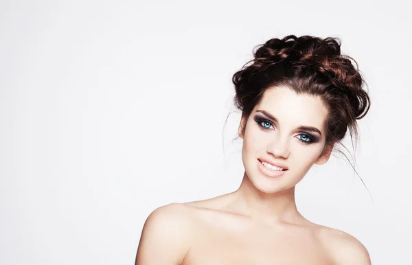 Weibliches Modell Gesicht mit stylischem Make-up — Stockfoto