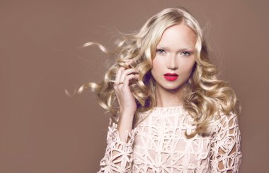 Parlak kıvırcık saçlı sarışın kadın