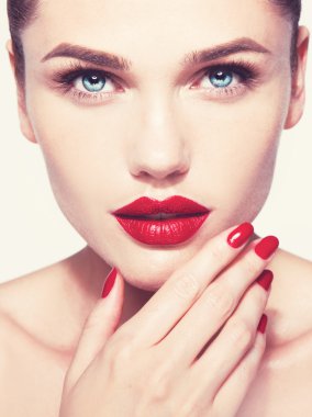 Güzel modeli ile telafi etmek ve manikür