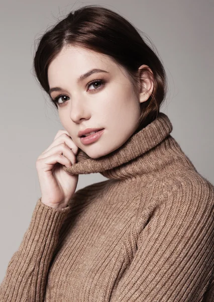 Hermosa mujer en suéter de invierno — Foto de Stock