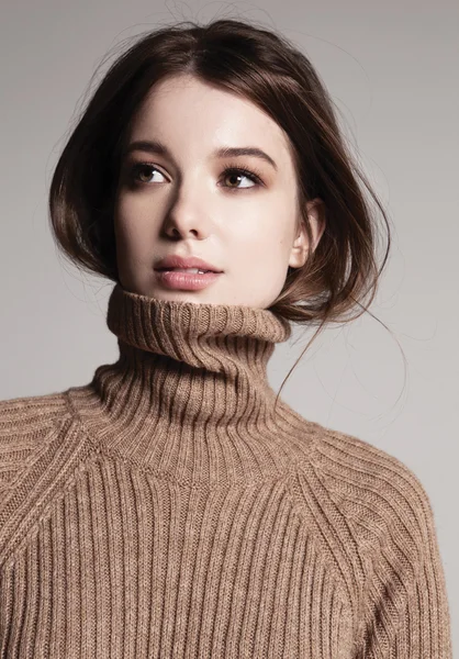 Hermosa mujer en suéter de invierno — Foto de Stock