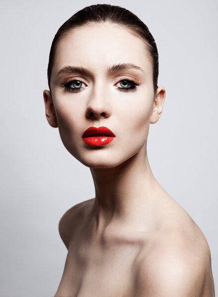 женское лицо модели со стильным макияжем
