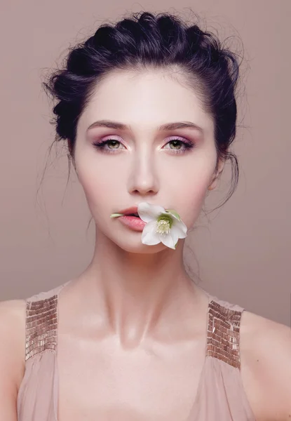 Mooie vrouw met bloem. — Stockfoto